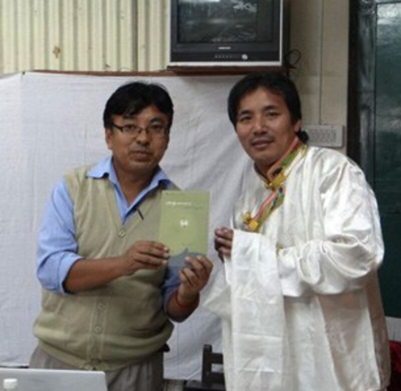 图片:藏人行政中央教育部传统教育项目负责人次仁桑珠为新书揭幕。(记者丹珍拍摄)