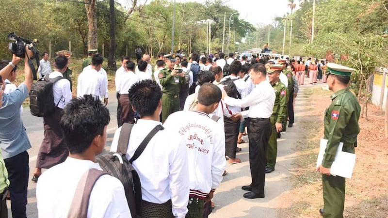 မန္တလေးတိုင်းအတွင်းရှိ စစ်မှုထမ်းမည့်သူများကို အလယ်ပိုင်းတိုင်းစစ်ဌာနချုပ်သို့ ပို့ဆောင်ခဲ့သည်ကို ၂၀၂၄ ခုနှစ်၊ မတ်လ ၃၀ ရက်နေ့ကတွေ့ရစဥ်။ (Photo: Telegram/Pyi Thu Sitt)