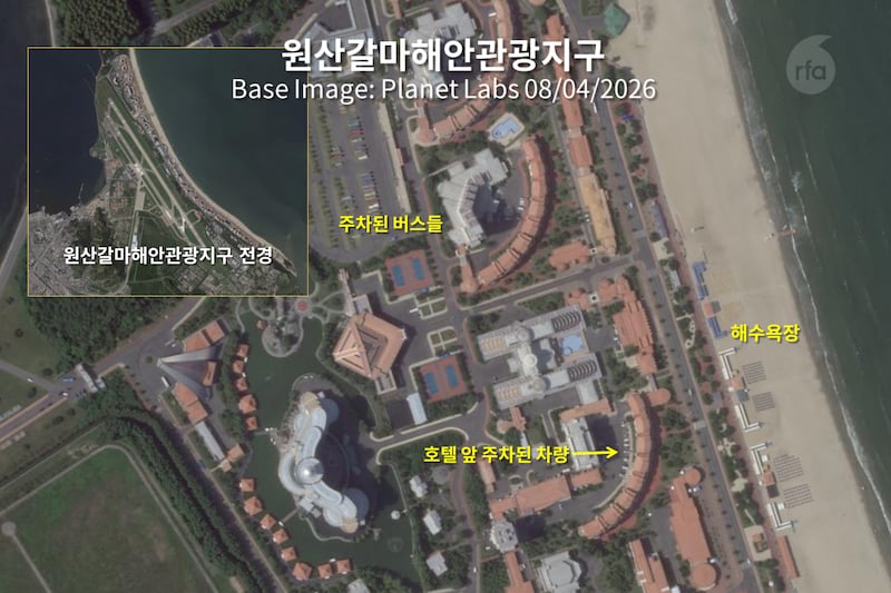 미국 민간위성 기업 플래닛랩스가 지난 4일 촬영한 북한 원산갈마해안관광지구 위성사진. 해안가 대형 호텔 단지 앞 진입로와 주차장에 피서객 수송용 관광버스들과 차량들이 줄지어 들어서 있다.