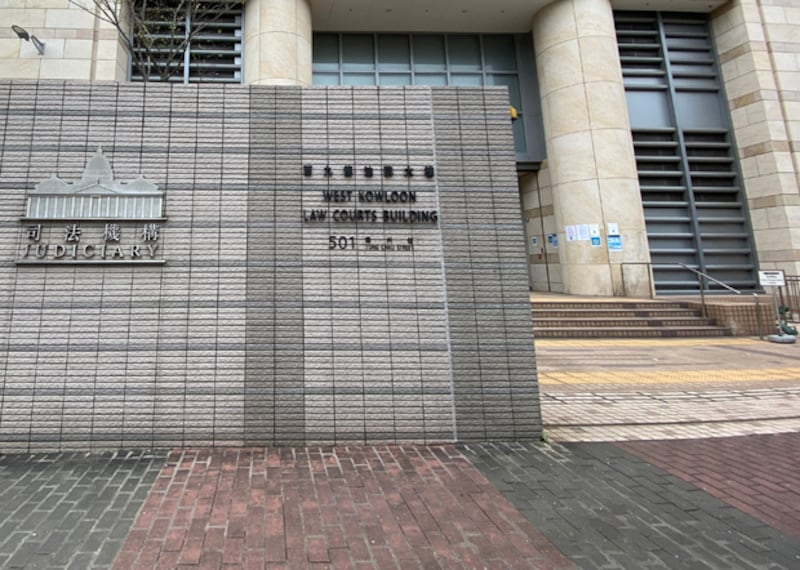 2022年1月13日，鄒家成被帶到西九龍裁判法院應訊。（董舒悅 攝）