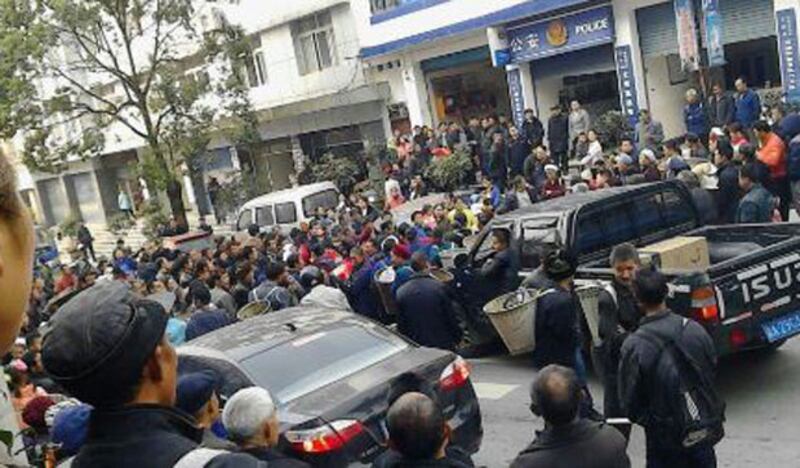 2013年12月3日,重慶市南川區大有鎮石良村四百村民,包圍鎮派出所,要求公安釋放日前帶走的村民代表。(目擊者攝)