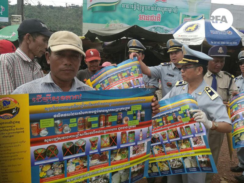 មន្ត្រីសាខាកាំកុងត្រូលខេត្តព្រះសីហនុ ចុះពិនិត្យម្ហូបអាហារ ចំណីត្រីសាច់ បន្លែផ្លែឈើ និងមុខសមុទ្រស្រស់នៅផ្សារវាលរេញ កាលពីព្រឹកថ្ងៃទី១៧ ខែមករា ឆ្នាំ២០១៧។ RFA/Den Ayuthyea