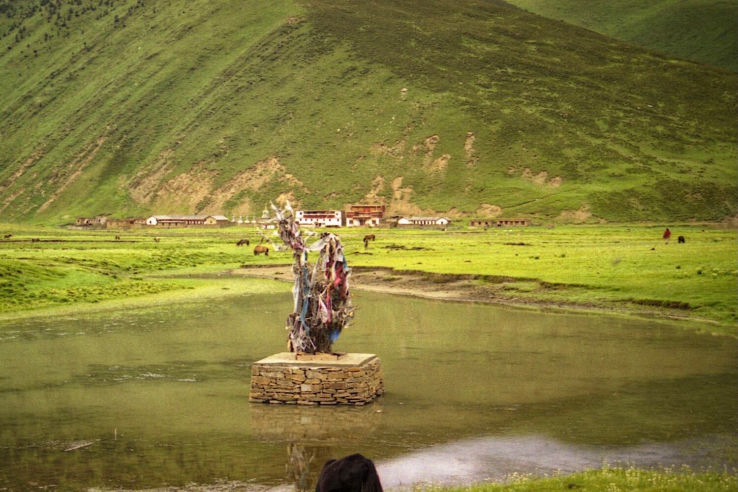 远远的,左边乡政府,右边寺院。(唯色1999年摄影)