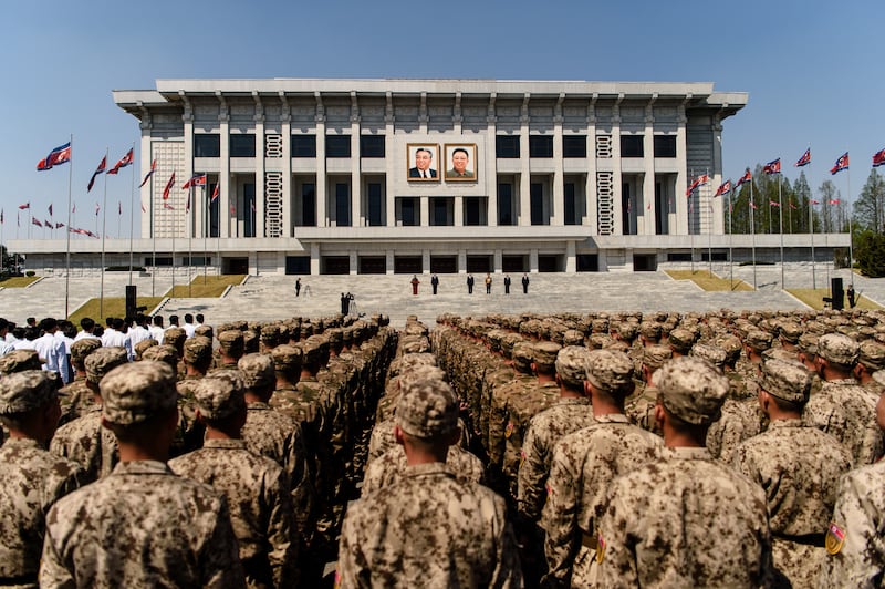 북한 군인들이 조선인민혁명군 창건 93주년을 기념행사에 참가하고 있다.