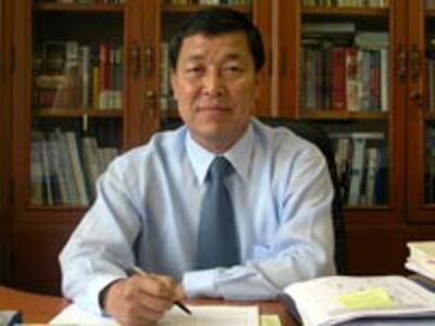 hwang-200.jpg