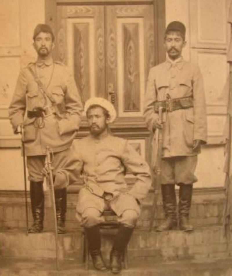 ئەمىر ئابدۇللا (شاھ مەنسۇر) قىلىچ تۇتقان ھالدا مۇھاپىزەتچىلىرى بىلەن بىللە يەركەن كوناشەھەردە. 1933-يىل، يەركەن.