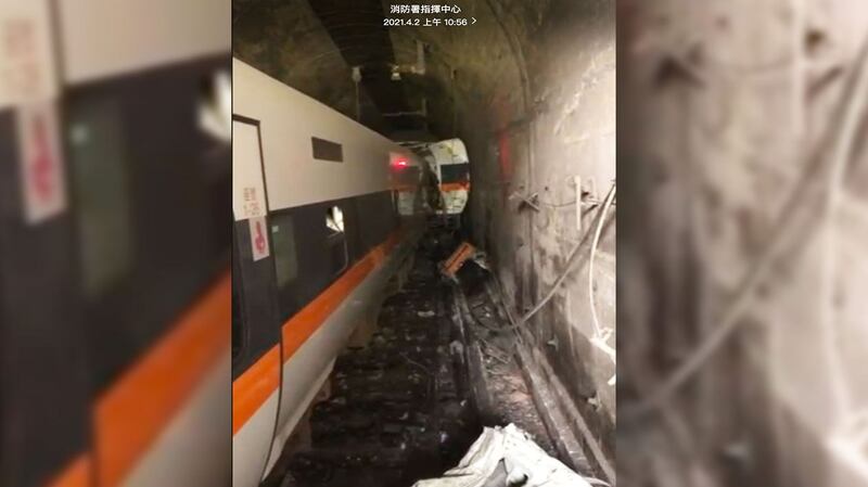 台湾铁路太鲁阁列车2日在花莲路段发生50死重大事故。（消防署指挥中心提供）