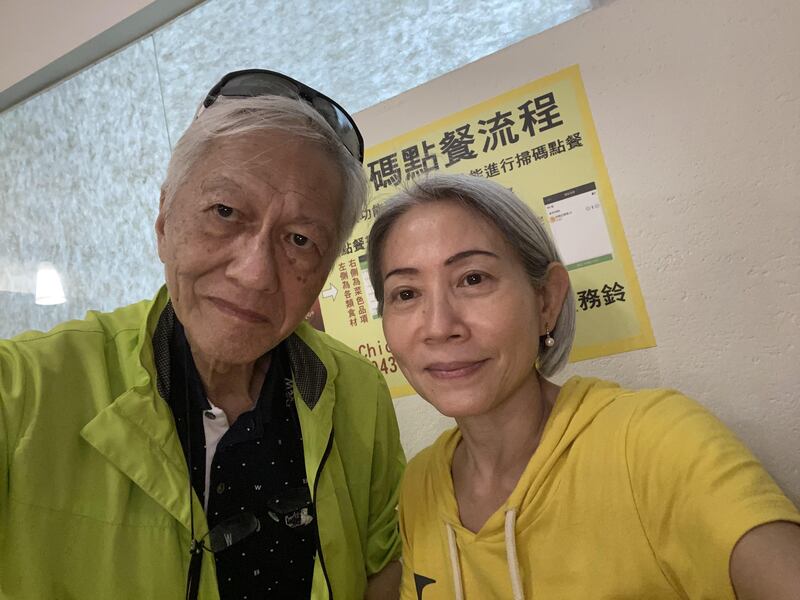 香港知名作家李怡（左）生前還沒完成《失敗者回憶錄》，不過幸獲好友邱近思（右）相助，作品終於完成並暫訂於5月1日出版。（受訪者提供）