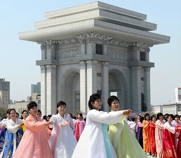 북한 평양 개선문 광장에서 열린 경축무도회 모습.