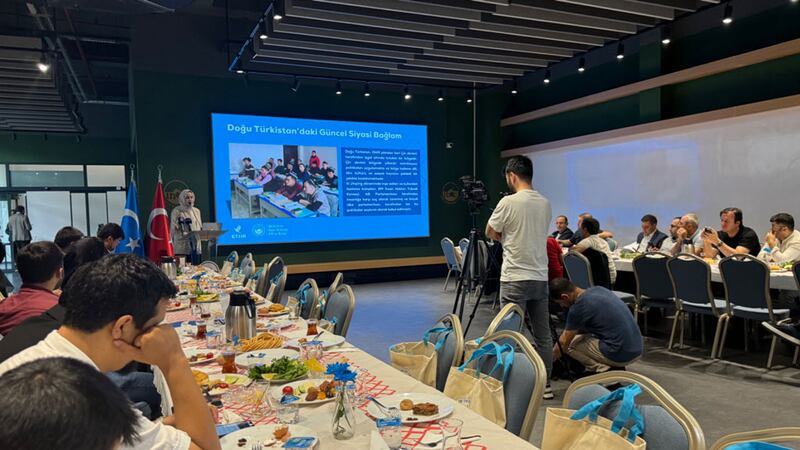 «شەرقىي تۈركىستاننىڭ بۈگۈنكى ۋەزىيىتى» تېمىسىدا ژۇرنالىستلار بىلەن ئۇچرىشىش يىغىنىنىڭ كۆرۈنۈشى. 2024-يىلى 21-سېنتەبىر، ئىستانبۇل
