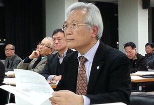 윤갑구 에이스기술단 대표이사가 지난 18일 서울 명동 가톨릭회관에서 열린 세미나에 참석해 ‘화해와 상생을 위한 경제 에너지 환경 네트워크 구축’이란 제목으로 주제 발표를 했다. 발제가 끝난 뒤 윤 대표가 토론자의 설명을 듣고 있다.