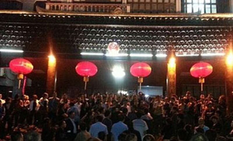 2013年5月9日，湖南省鳳凰縣鳳凰古城三名商戶，向縣政府表達門票收費不滿時，與政府人員發生衝突被帶走。數百商戶聞訊罷市，並圍堵縣政府要求放人。（參與抗議商戶攝）