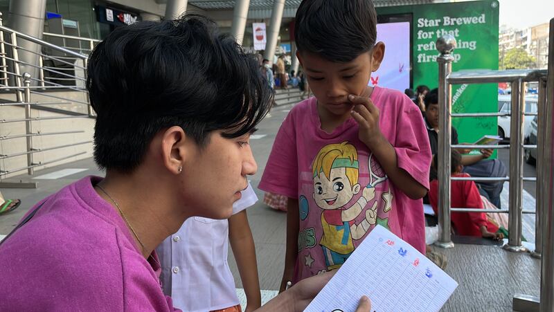 ရေချမ်းစင် လမ်းဘေးစာသင်ဝိုင်းတွင် လာရောက်စာသင်နေကြသည့် ကလေးငယ်များအား ၂၀၂၃ ခုနှစ်၊ ဖေဖော်ဝါရီလ ၁၅ ရက်နေ့က တွေ့ရစဉ်။ (Photo: RFA)