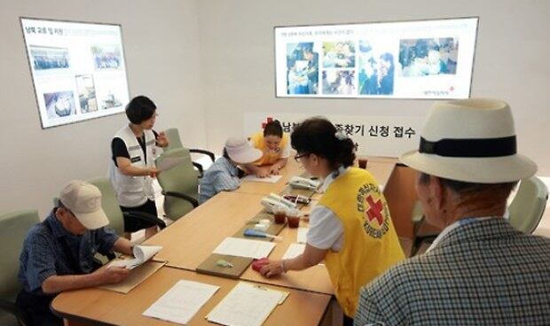 지난달 27일 오전 서울 중구 대한적십자사 본사 이산가족 민원실이 이산가족 상봉 신청 및 상담을 하려는 시민들로 붐비고 있다.