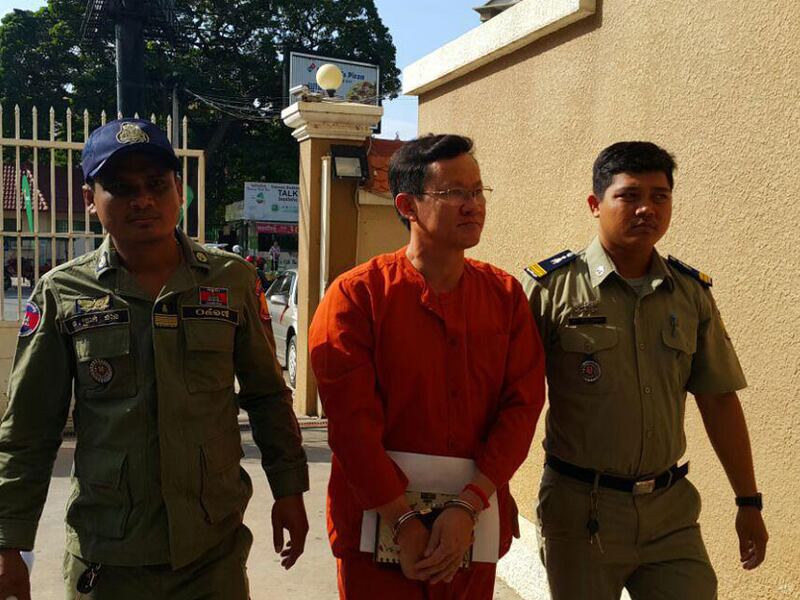 អគ្គលេខាធិការ​រង គ.ជ.ប លោក នី ចរិយា (រូប​កណ្ដាល) ពេល​នាំ​មក​កាន់​សាលាដំបូង​រាជធានី​ភ្នំពេញ នៅ​ថ្ងៃ​ទី​១៨ កក្កដា ឆ្នាំ​២០១៦។ 
