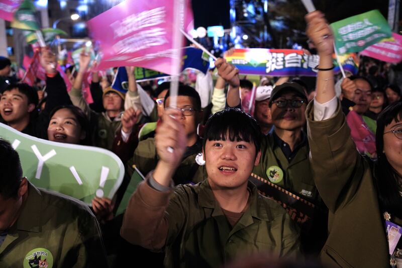 得知賴清德勝選後，現場揮動「選對的人走對的路」旗子。（淳音攝）
