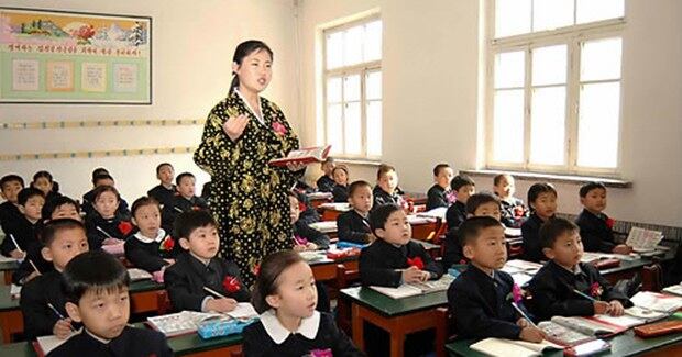 평양능라소학교 신입생들의 첫 수업 모습.