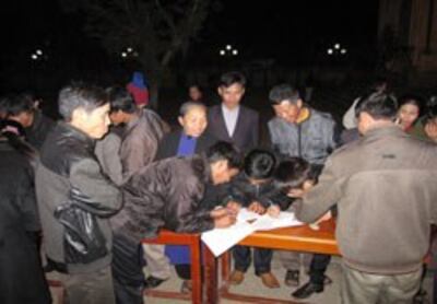 Giáo dân Giáo xứ Ngọc Long, GP Vinh ký tên vào Bản Kiến nghị sửa đổi Hiến pháp của Nhân sĩ, trí thức. Photo courtesy of Nuvuongcongly.net