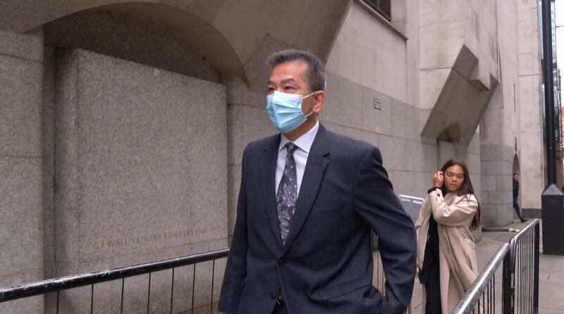 本身是香港駐倫敦經貿辦行政經理袁松彪步入法庭。(陳家傑攝)
