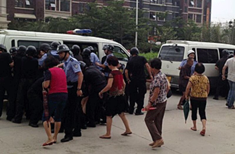 2013年8月31日，福建省晉江市王厝村民遭到警方武力鎮壓，20多人被強行帶走關押。(村民提供)
