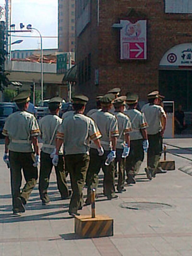 在烏魯木齊市中心,巡邏的維穩人員特別多。(照片由居民提供、攝於2012年7月5日)