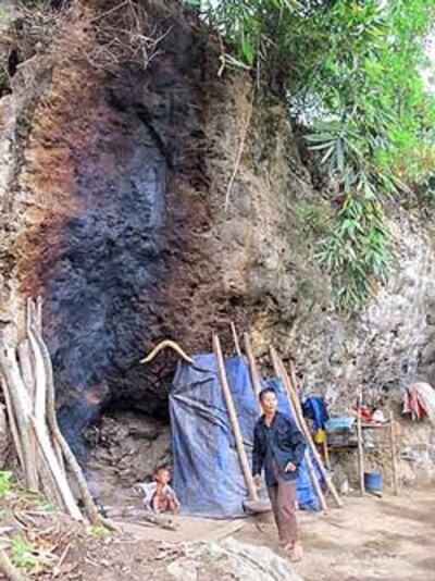 Ông A Páo và bé Đại bên 