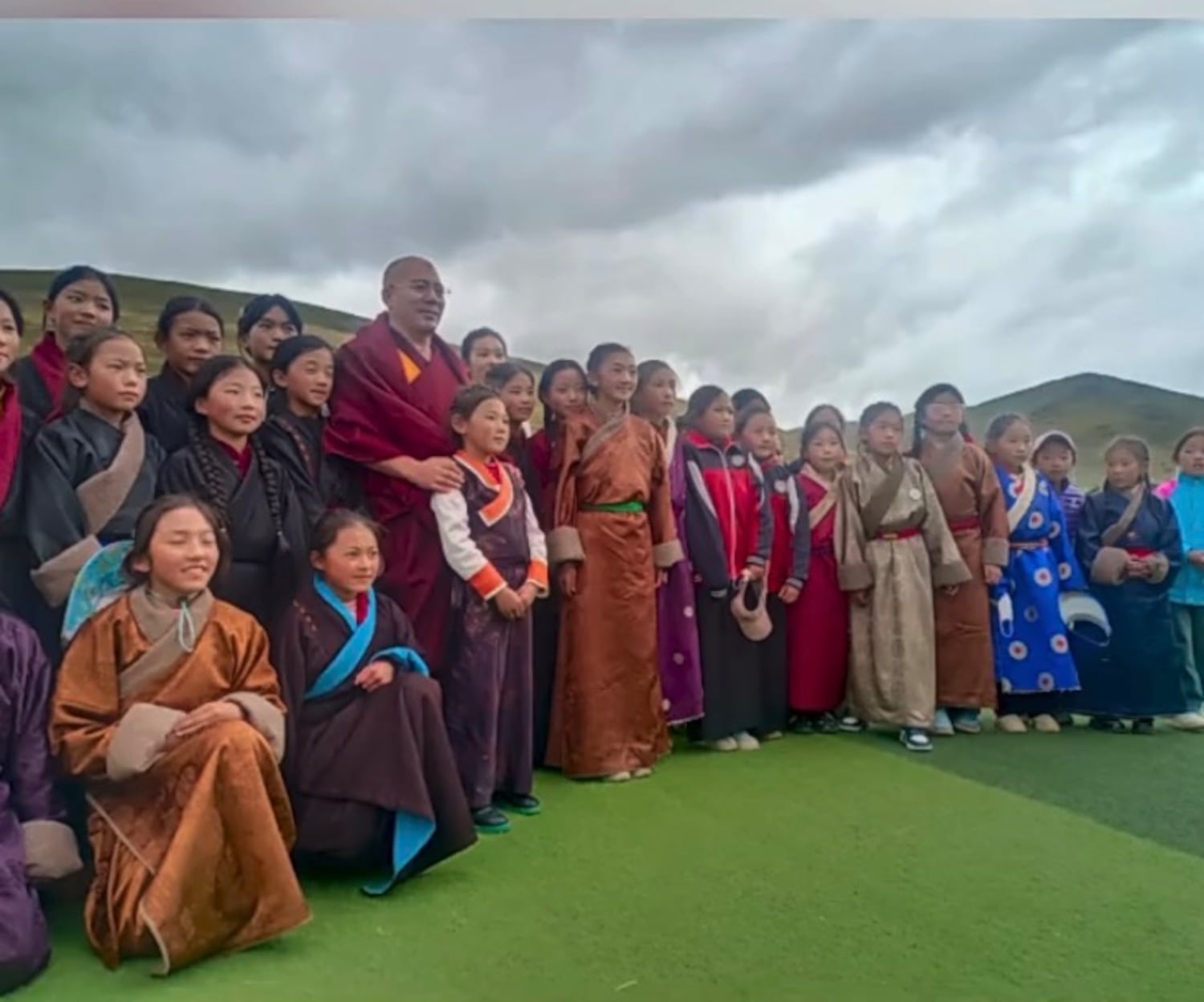 མགོ་ལོག་ར་རྒྱའི་གངས་ལྗོངས་རྩྭ་ཐང་བུ་མོའི་སློབ་གྲྭ་ལོ་ ༢༡ རྗེས་སུ་སྒོ་བརྒྱབ་པ།