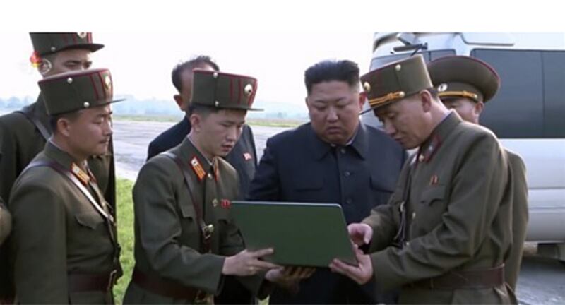 북한 조선중앙TV는 10일 '자주의 기치, 자력부강의 진로 따라 전진해온 승리의 해' 제목의 새 기록영화를 공개했다. 김정은 국무위원장이 노트북을 보며 군 보고를 받고 있다.