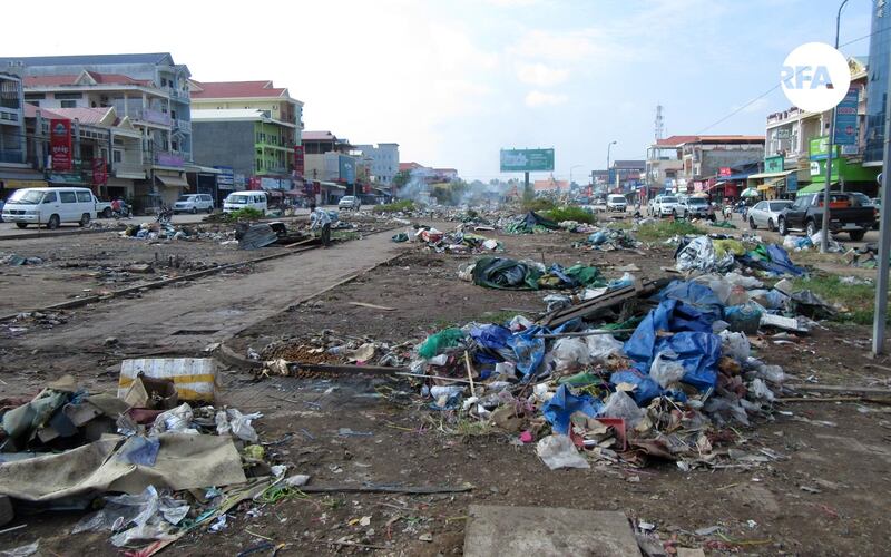 គំនរ​សំរាម​ដែល​អាជីវករ​រុះរើ​តូប​ចេញ​ពី​សួនច្បារ និង​លើ​ផ្លូវ​សាធារណៈ ក្រុង​ស្ទឹងត្រែង ខេត្ត​ស្ទឹងត្រែង កាល​ពី​ថ្ងៃ​ទី​១៦ ខែ​មីនា ឆ្នាំ​២០១៧។ 