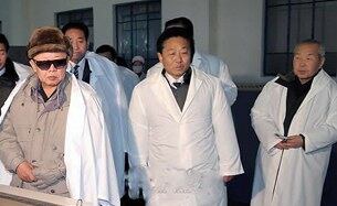 지난 1월 조선중앙통신이 보도한 김정일 위원장의 평양의 밀가루 가공공장 시찰에 수행한 최영림(오른쪽 끝).