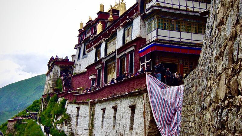 直贡噶举祖寺直贡梯寺位于拉萨墨竹工卡县内，但这已是文革被毁后重建的样貌。（唯色2004年夏天拍）