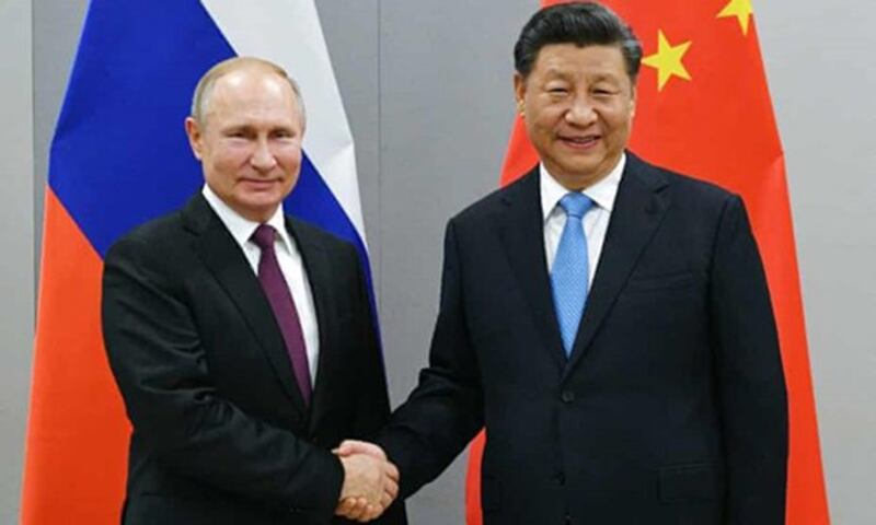 普京入侵乌克兰给习近平（图右）什么启发。图为今年2月两人在北京会谈。（美联社）