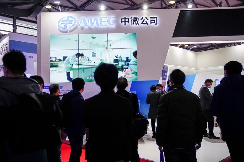 在2021年3月17日举办的上海国际半导体展览会（SEMICON CHINA）上，人们参观中微半导体设备（上海）股份有限公司（简称“中微公司”）的展位。（路透社）