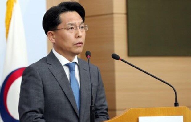 답변하고 있는 노규덕 외교부 대변인