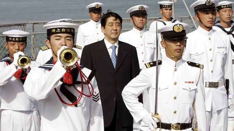 日本海上自卫队被派遣到中东执行任务，图为日本首相安倍晋三与士兵合影。（美联社）