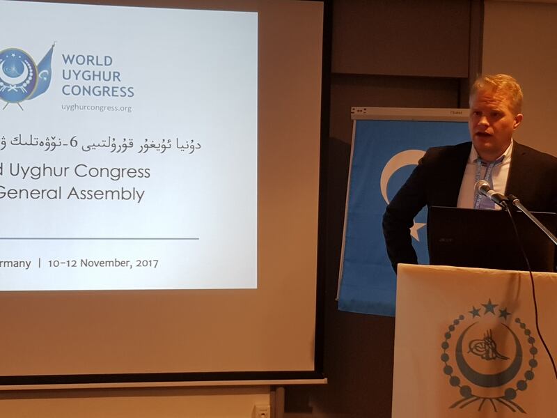 گېرمانىيەدىكى تەھدىت ئاستىدىكى مىللەتلەرنى قوغداش تەشكىلاتىنىڭ ۋەكىلى خاننو شەدلەر د ئۇ ق نىڭ 6-قۇرۇلتىيىدا سوز قىلماقتا. 2017-يىل نويابىر، گېرمانىيە.