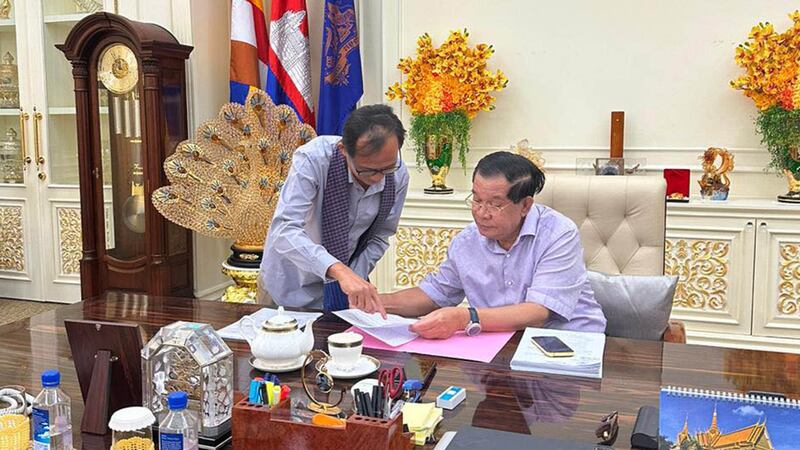 Hun Sen with Yong Saing Koma on 22-11-2022.jpg