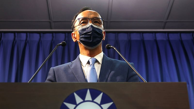 2021 年 9 月 25 日,朱立伦在台北向媒体发表讲话。(路透社)
