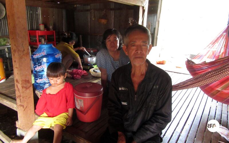 ជនជាតិ​វៀតណាម លោក ឡេ យ៉ាំងឡឹង ដែល​កំពុង​រស់នៅ​មាត់​ទន្លេ​ក្នុង​ក្រុង​ស្ទឹងត្រែង ខេត្ត​ស្ទឹងត្រែង ផ្តល់​បទសម្ភាសន៍​កាល​ពី​ថ្ងៃ​ទី​៦ ខែ​មីនា ឆ្នាំ​២០១៧។ 