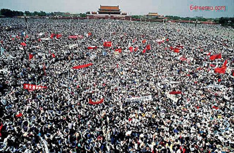 1989年4月5月及至6月3日，天安门广场成为中国民主运动中心，宣传、后勤、治安、联络、财政等临时机构设置起来，高效运作。（Public Domain）