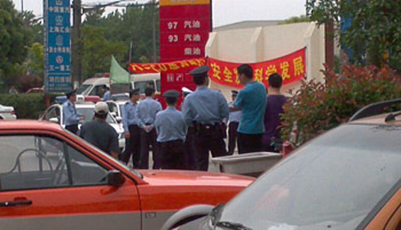上海寶山出租車司機罷駛期間,逾百名警察到場進行戒備,與司機發生衝突。(司機蘇先生提供)