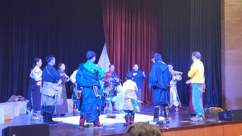 བོད་ཀྱི་གཏམ་བརྗོད་ཚན་པས་ཕ་ཡུལ་ཞེས་པའི་ལེ་ཚན་གསར་པ་སྦྱོང་བརྡར་བྱེད་པའི་སྐབས།