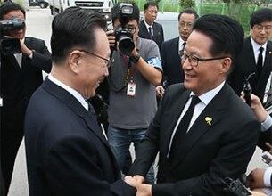 17일 오후 개성공단 종합지원센터 옆 북측 개성공단 총국사무소에서 박지원 새정치민주연합 의원이 마중 나온 김양건 노동당 통일전선부장 겸 대남담당 비서와 악수하고 있다.