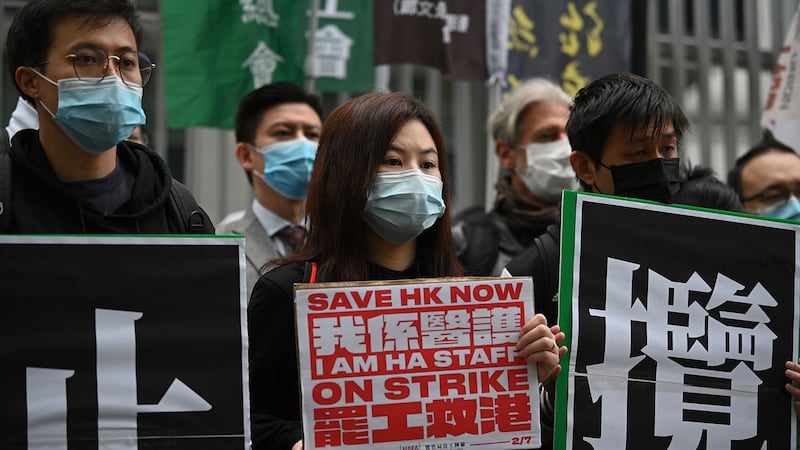 2020年2月5日,发起罢工的医管局员工阵线主席余慧明(中),要求政府“全面封关”,禁止任何旅客经由中国入境,以避免新型冠状病毒在香港社区扩散。(法新社)