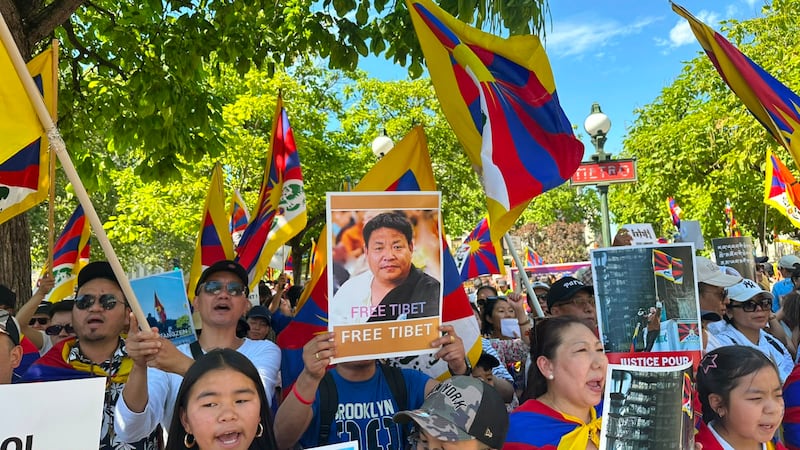 པེ་རིསི་གྲོང་ཁྱེར་དུ་ཡོད་པའི་རྒྱ་ནག་གཞུང་ཚབ་ཁང་གི་མདུན་བོད་མི་བརྒྱ་ཕྲག་མང་པོ་འདུ་འཛོམས་ཀྱིས་རྔམ་སྟོན་སྐད་འབོད་གནང་པ། ༢༠༢༦།༧།༡༠