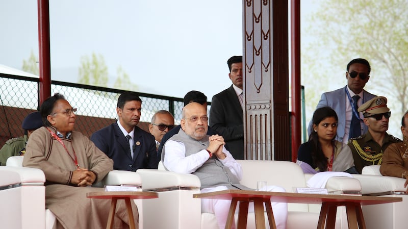 བོད་དང་ལ་དྭགས་ཀྱི་དབར་སྔ་མོ་ནས་ནང་ཆོས་དང་ཚོང་དོན་གྱི་འབྲེལ་བ་ཡོད་སྐོར་ནན་བརྗོད་གནང་པ།
