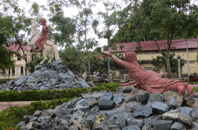 និម្មិតសញ្ញាពុទ្ធិសែន នាងកង្រី នៅលើសួនច្បារក្បែរវិមានឯករាជ្យក្រុងកំពង់ឆ្នាំង (រូបថត ថ្ងៃទី១៥ ខែវិច្ឆិកា ឆ្នាំ២០១៣)។