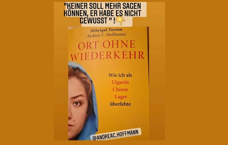 يازغۇچى ئاندرىيا س خوفمان(Andrea C, Hoffman) بىلەن لاگېر شاھىتى مېھرىگۈل تۇرسۇننىڭ ھەمكارلىقىدا يېزىلغان «بارسا كەلمەس جاي» ناملىق كىتابنىڭ مۇقاۋىسى. 2022-يىلى 17-يانۋار، گېرمانىيە.