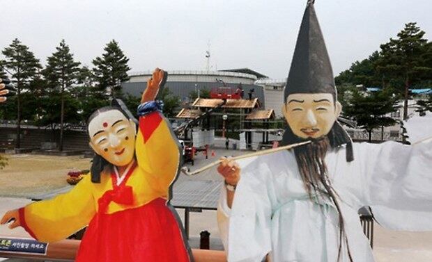 지난 6월 강릉시 남대천 둔치 단오장에서 열리고 있는 강릉단오제.