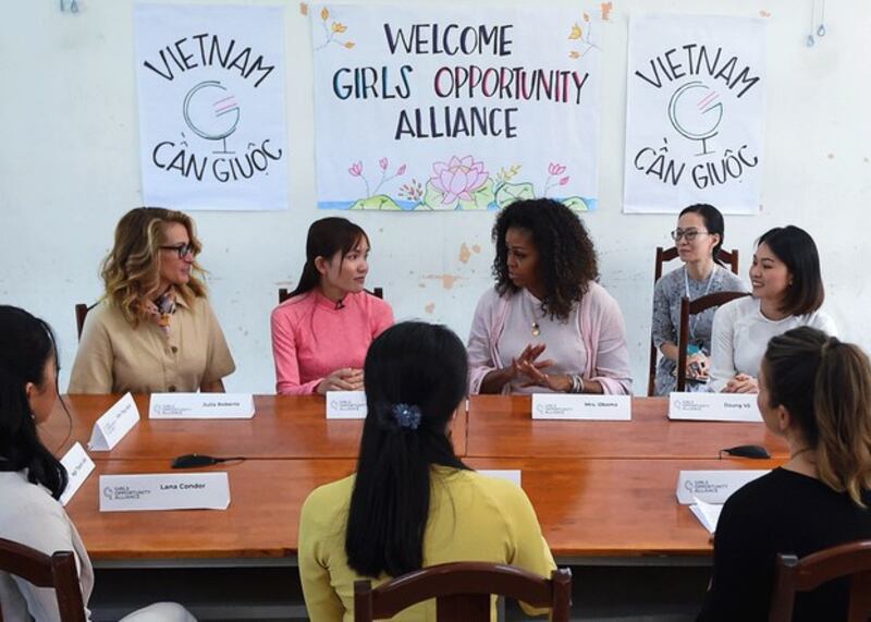 Ảnh minh họa. Cựu Đệ nhất Phu nhân Mỹ, bà Michelle Obama (giữa) và diễn viên Julia Roberts (trái) gặp gỡ các học sinh ở trường THPT Cần Giuộc, Long An, hôm 9/12/19.